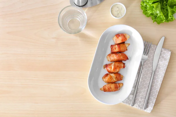 Plate med baconpakket kylling – stockfoto