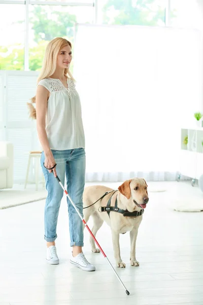 Mujer ciega con perro — Foto de Stock