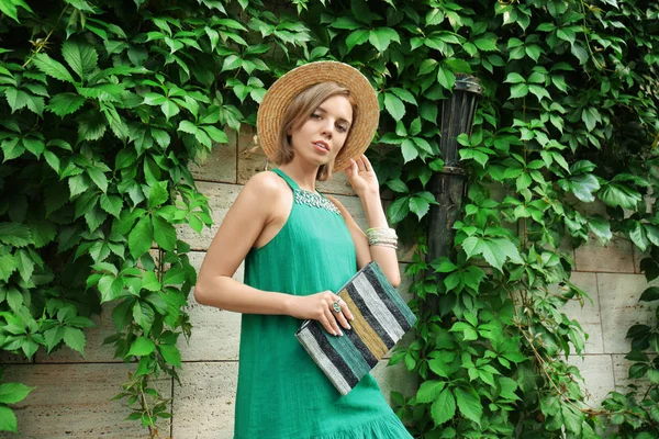 Молода стильна жінка в зеленій сукні, на відкритому повітрі — стокове фото