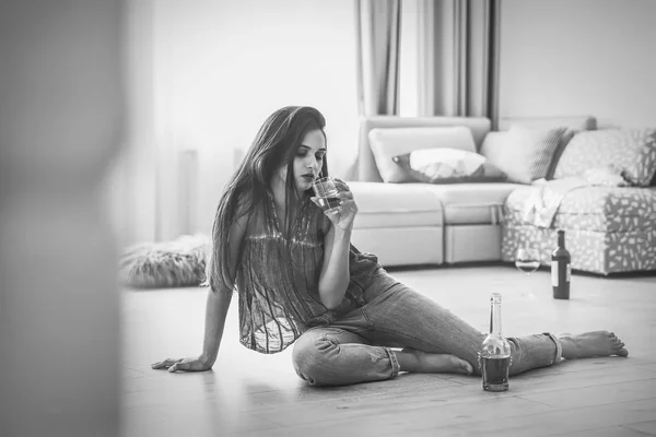 Mujer joven bebiendo alcohol — Foto de Stock