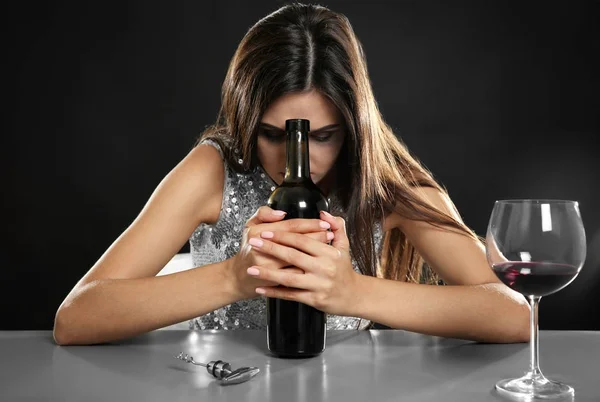 Junge Frau trinkt Alkohol — Stockfoto