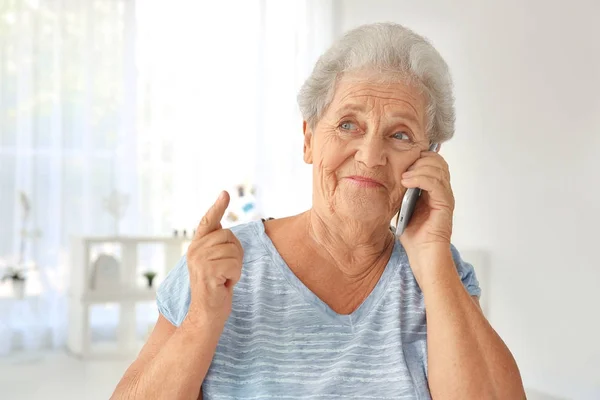 Idosa falando por telefone — Fotografia de Stock