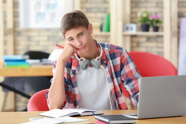 Student met laptop studeren binnenshuis — Stockfoto