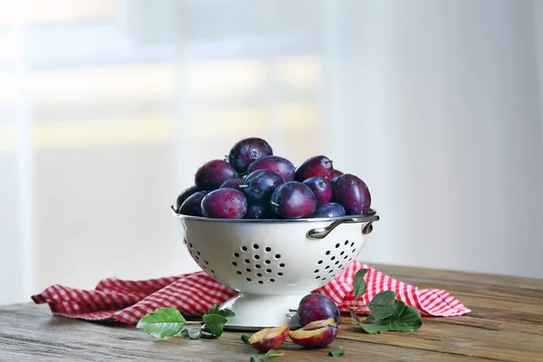 Ciruelas frescas en colador —  Fotos de Stock