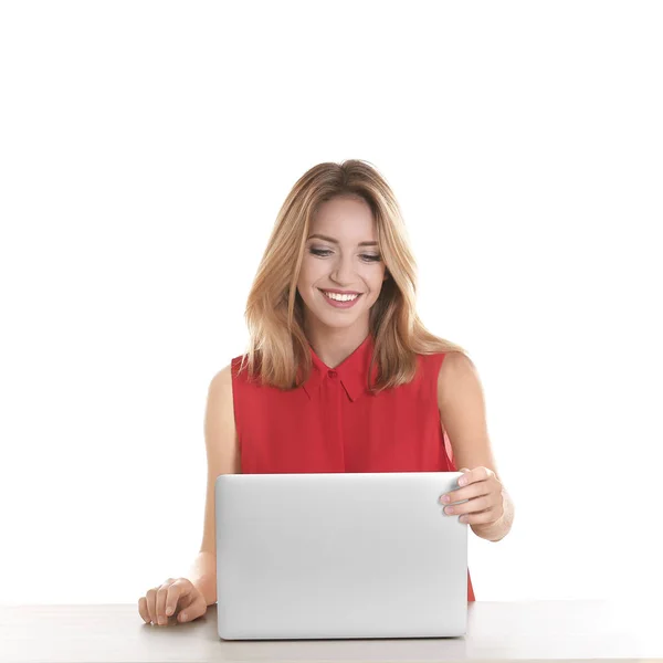 Jovem mulher com laptop moderno — Fotografia de Stock