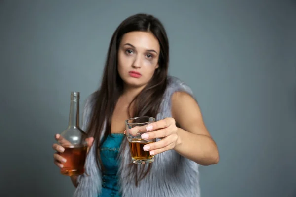 Mujer joven bebiendo alcohol —  Fotos de Stock