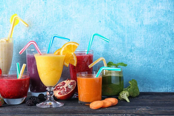 Louça de vidro com diferentes smoothies — Fotografia de Stock