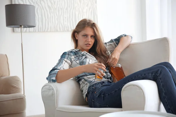 Mujer joven bebiendo alcohol — Foto de Stock