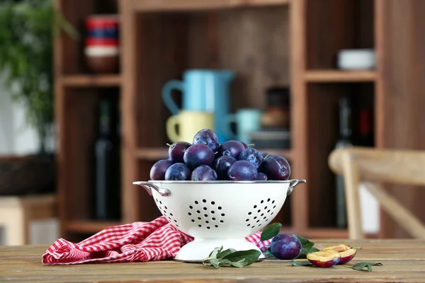 Fresh plums in colander — Stock Photo, Image