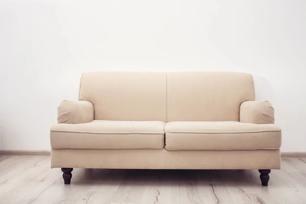 Удобный диван против стены — стоковое фото
