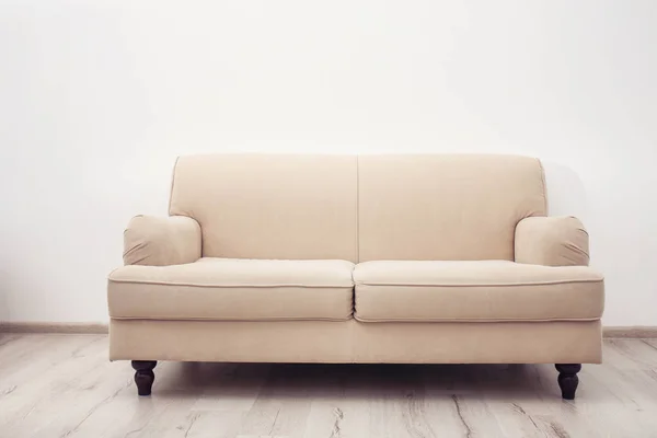 Bequemes Sofa gegen Wand — Stockfoto