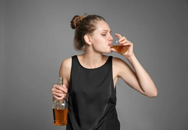 若い女性がアルコールを飲む — ストック写真