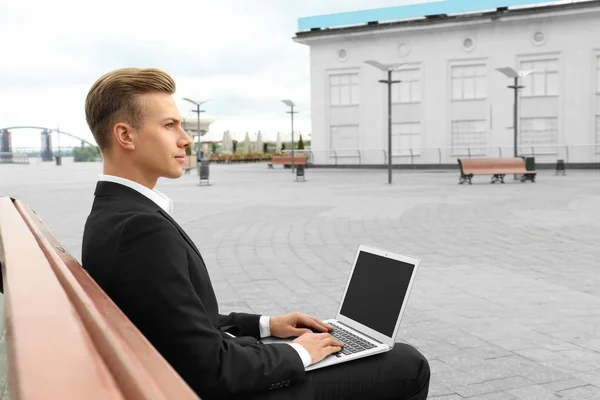 Fiatal ember használ laptop, szabadban — Stock Fotó