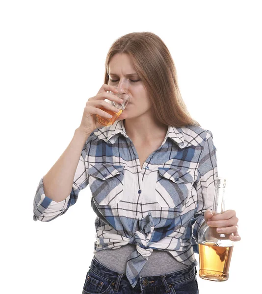 Fiatal nő alkoholfogyasztás — Stock Fotó