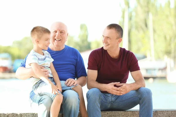 Niño pequeño con papá y abuelo en terraplén — Foto de Stock