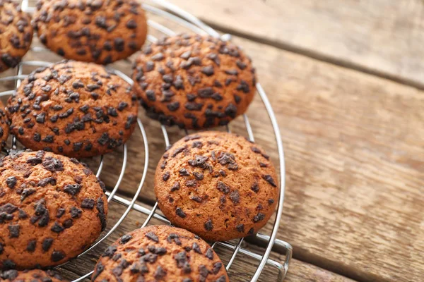 Koeling rack met heerlijke havermout koekjes — Stockfoto