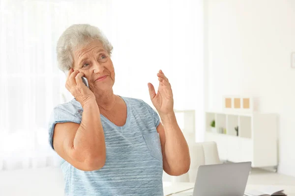 Starší žena mluví o telefonu — Stock fotografie