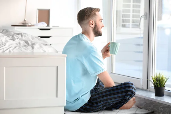 Mañana de joven guapo bebiendo café en casa — Foto de Stock