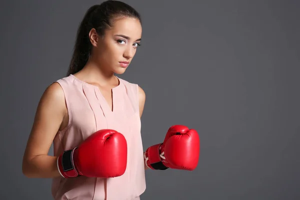 Junge Frau in Boxhandschuhen — Stockfoto