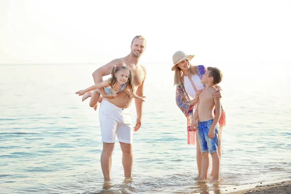 Felice famiglia che riposa in località balneare — Foto Stock