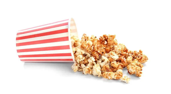 Umgestürzte Tasse mit leckerem Karamell-Popcorn — Stockfoto