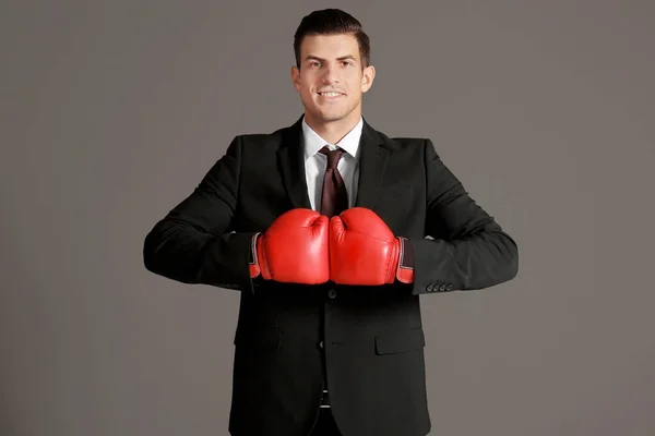 Obchodník v boxerských rukavicích — Stock fotografie
