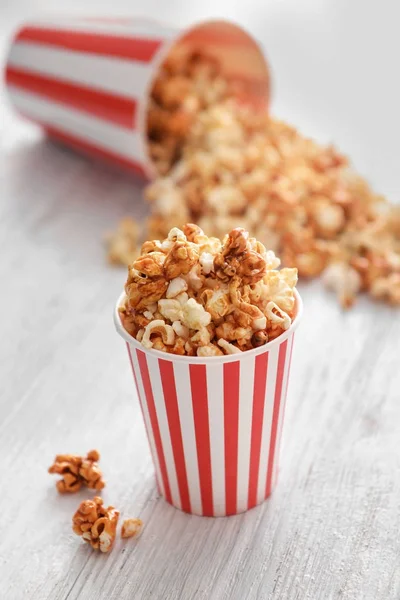 Tasse mit leckerem Karamell-Popcorn — Stockfoto