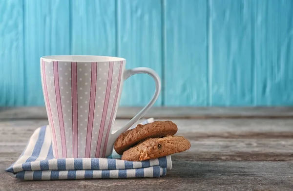 Deliciosos biscoitos de aveia e xícara de chá — Fotografia de Stock