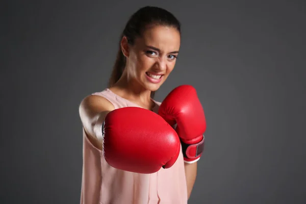 Mujer joven en guantes de boxeo —  Fotos de Stock
