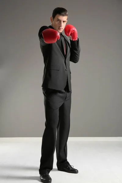 ボクシンググローブの実業家 — ストック写真