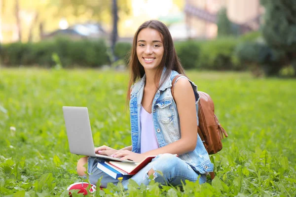 Hübsche Studentin mit Laptop, die draußen lernt — Stockfoto