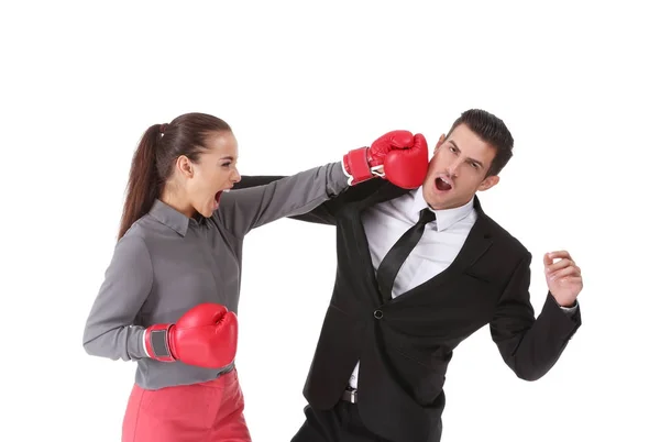 Mujer en guantes de boxeo golpeando hombre de negocios — Foto de Stock