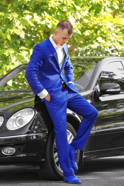 Young businessman near car — Stock Photo, Image