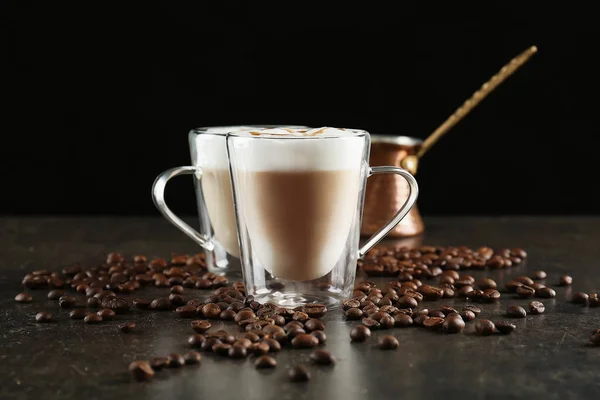 Γυάλινα κύπελλα με latte macchiato — Φωτογραφία Αρχείου