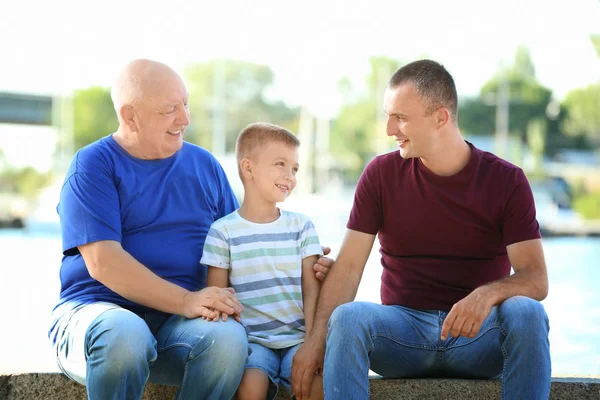 Ragazzino con papà e nonno in argine — Foto Stock