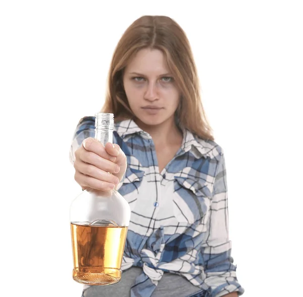 Junge Frau trinkt Alkohol — Stockfoto