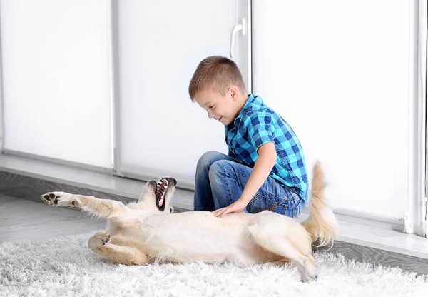 Petit garçon avec chien — Photo