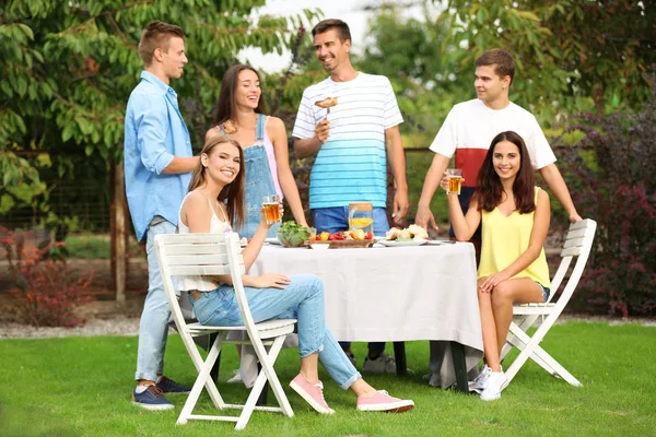 Young friends having barbecue party in garden — Stock Photo, Image