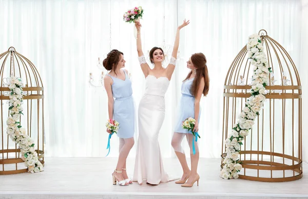 Noiva bonita feliz com damas de honra no dia do casamento, dentro de casa — Fotografia de Stock