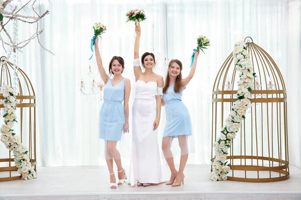 Feliz novia hermosa con damas de honor en el día de la boda, en el interior — Foto de Stock