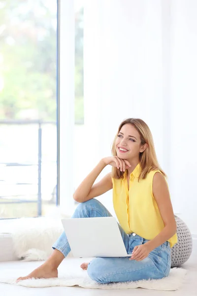 Young woman with modern laptop — Stock Photo, Image