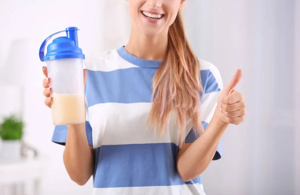 Frau mit Flasche — Stockfoto