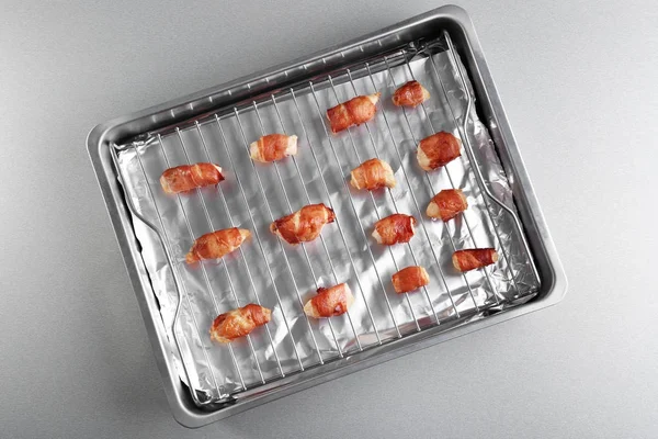 Baking grid with bacon wrapped chicken — Stock Photo, Image
