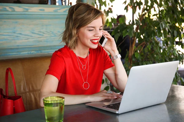 Jovem mulher com laptop — Fotografia de Stock