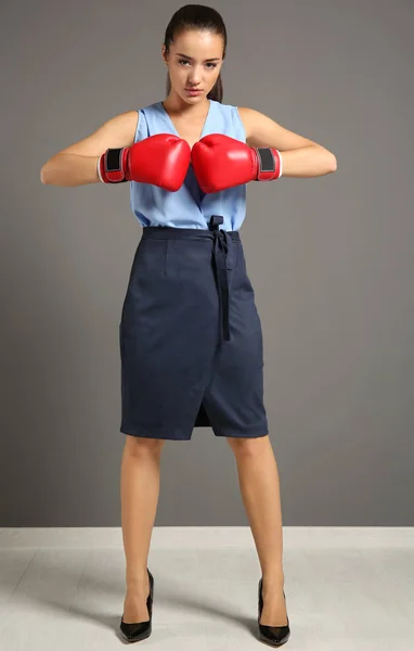 Jonge vrouw in bokshandschoenen — Stockfoto