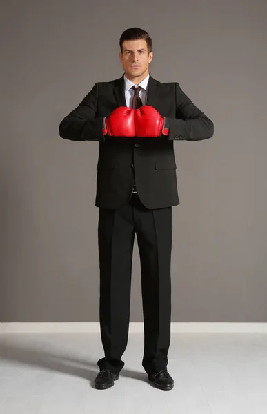 Zakenman in bokshandschoenen — Stockfoto