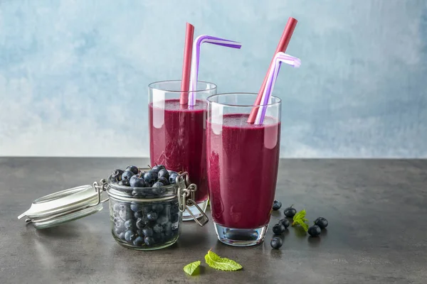 Glazen met acai sap en bessen — Stockfoto