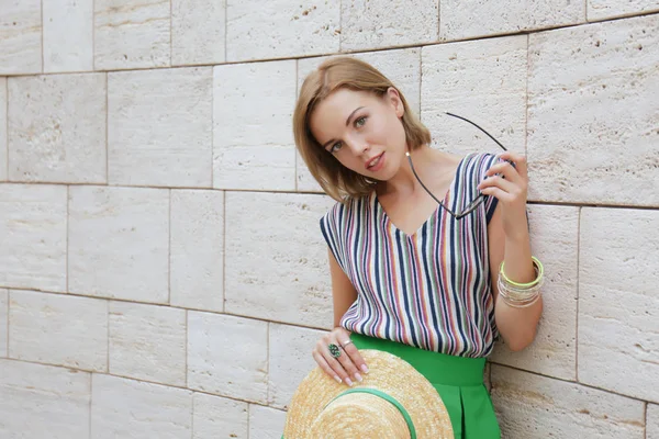 Mujer joven en falda verde — Foto de Stock