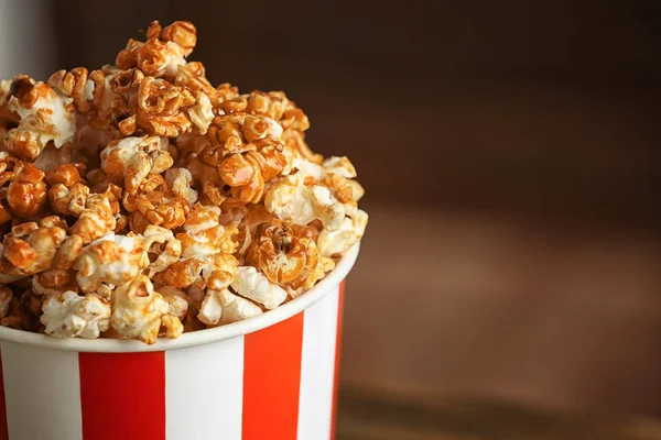 Kubek z smaczne popcorn karmelowy — Zdjęcie stockowe