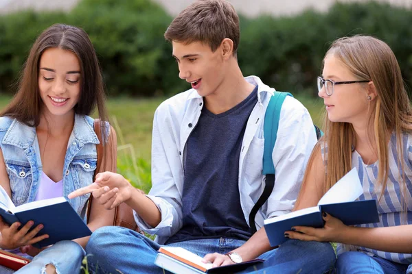 Étudiants lisant des livres à l'extérieur — Photo